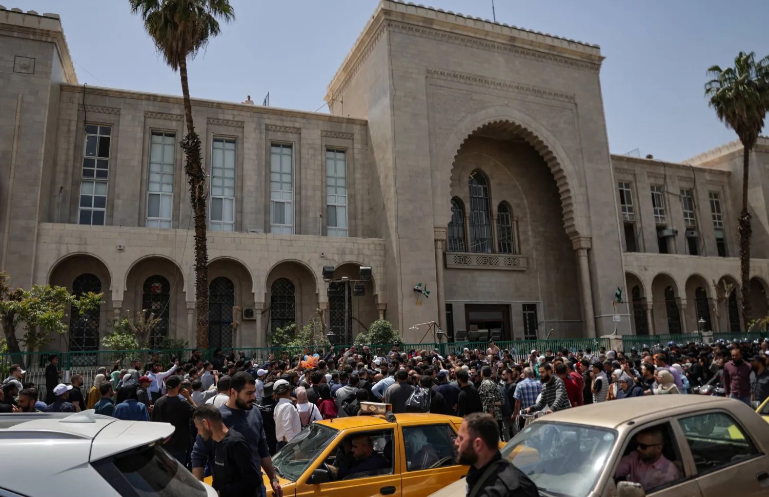 سوريا  ..  انطلاق أسبوع محاكمات لرموز في نظام الأسد بينهم المفتي حسون