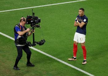 فرنسا تتأهل إلى دور الثمانية بعد فوزها على بولندا (فيديو، صور)