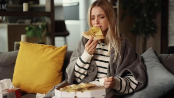 هل تزيد الوحدة رغبة النساء في تناول الطعام؟