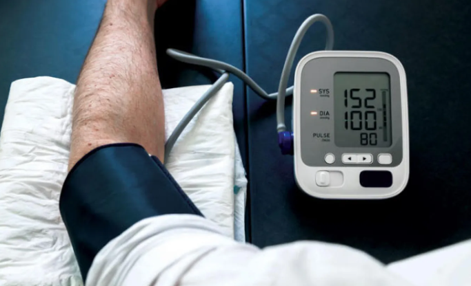 صيام مريض الضغط بأمان ..  دليل صحي شامل لشهر رمضان