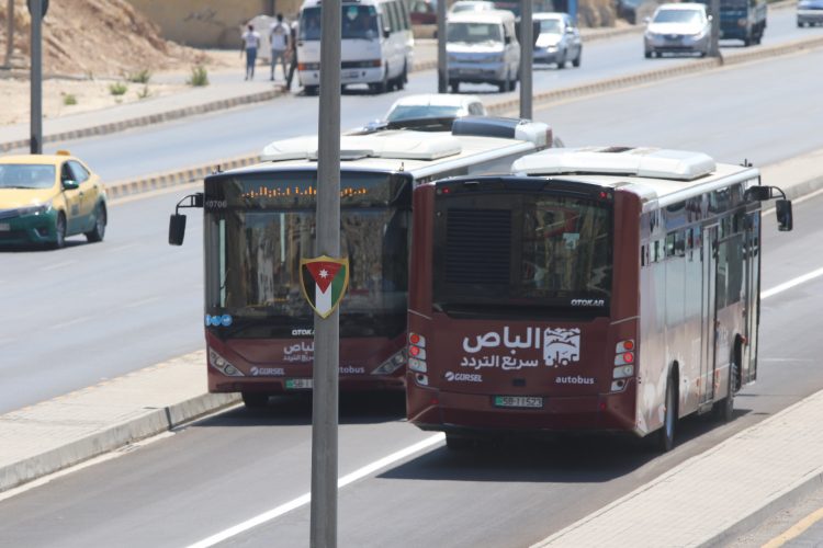 إصابة بليغة لفتى دهسه الباص السريع بشارع الجامعة