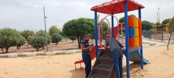 بلدية إربد تنفذ صيانة لألعاب حدائق الملك عبدالله الثاني