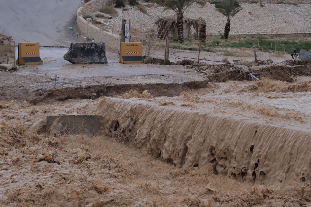 قوة اندفاع المياه تؤدي لانهيار جزئي بجسر الشامية في معان 