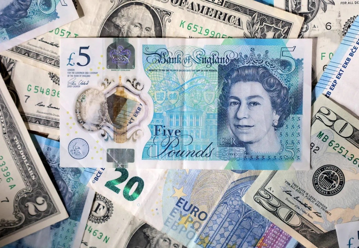 الإسترليني يتراجع أمام الدولار