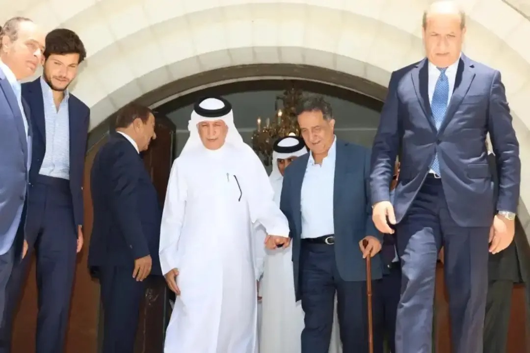 وزير الخارجية القطري من المطار إلى مضارب اللوزيين
