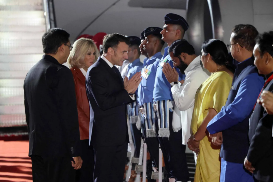 ماكرون يبحث بيع 114 طائرة مقاتلة فرنسية للهند 