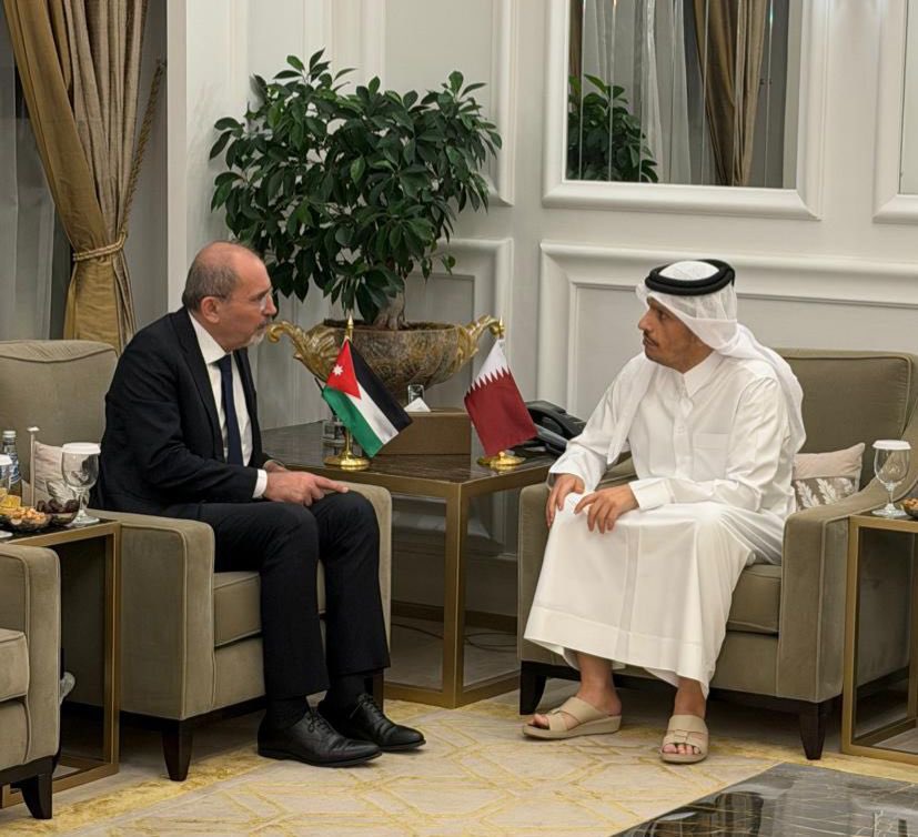 الصفدي يلتقي رئيس الوزراء القطري 