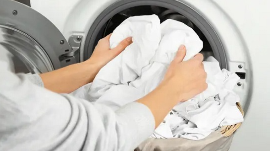 أفضل درجة حرارة لغسل الملابس البيضاء ..  بحسب الخبراء