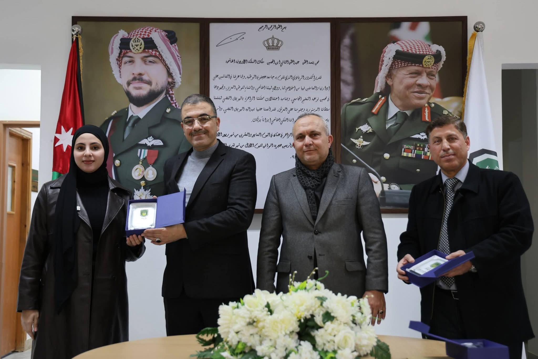 رئيس جامعة عجلون الوطنية يكرّم طلبة الجامعة المشاركين في بطولة المناظرات بجامعة آل البيت