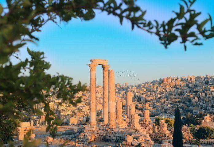 الجمعة: أجواء دافئة ومغبرة نهارًا وباردة ليلًا