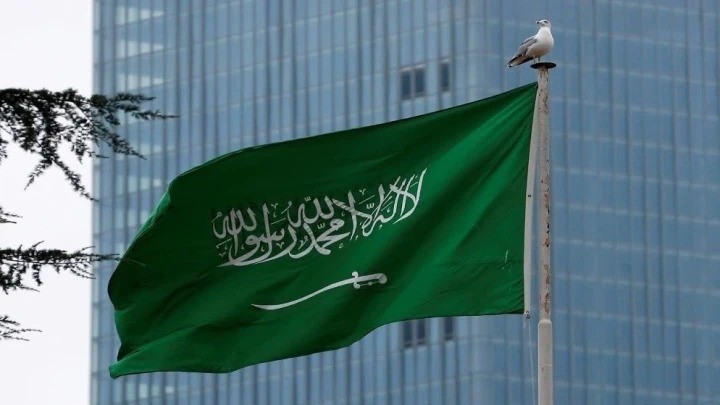 إصابة سعودي وأضرار مادية جراء سقوط شظايا صاروخين في الرياض