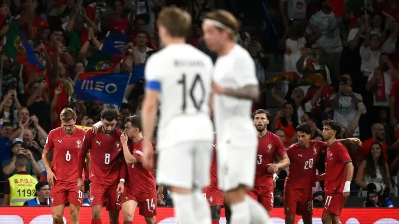 البرتغال تهزم النرويج ..  والجماهير تستحضر رونالدو بالأقنعة