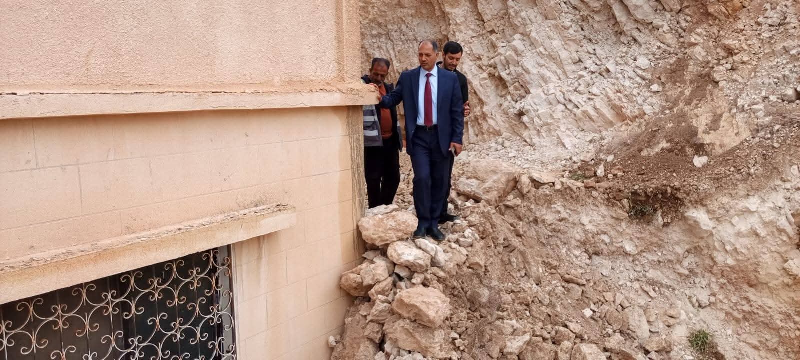 رئيس لجنة بلدية الطفيلة يتفقد عددا من المواقع المتضررة من الأمطار