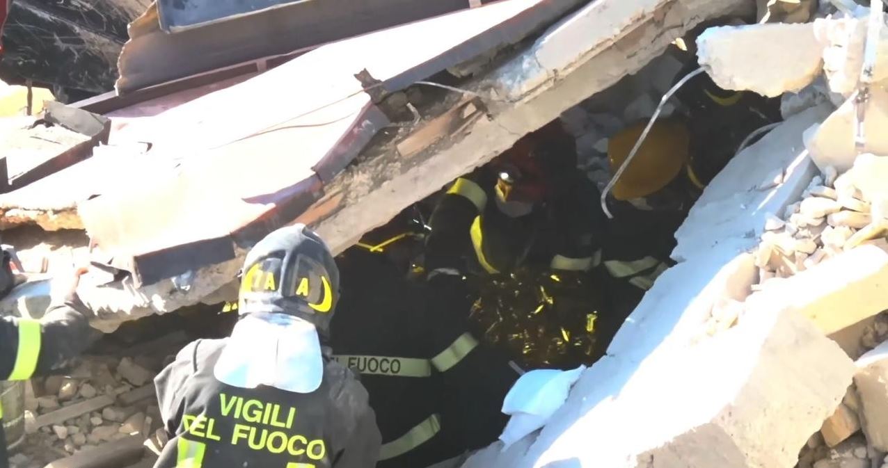 ايطاليا ..  إنقاذ مسنة على قيد الحياة بعد انهيار منزلها