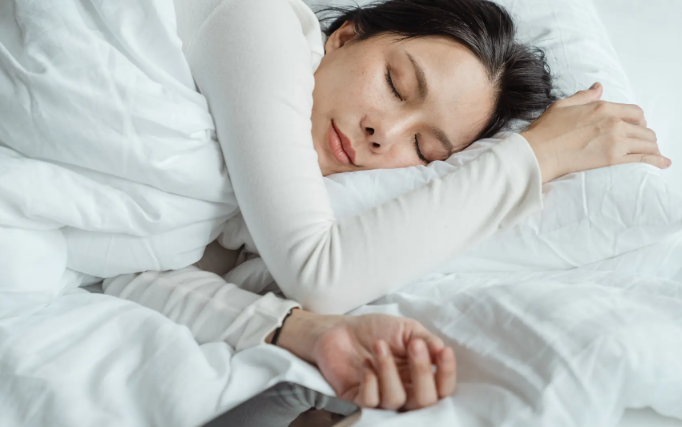 هل النوم على الجانب يغير شكل الوجه؟ الحقيقة خلف خطوط الصباح