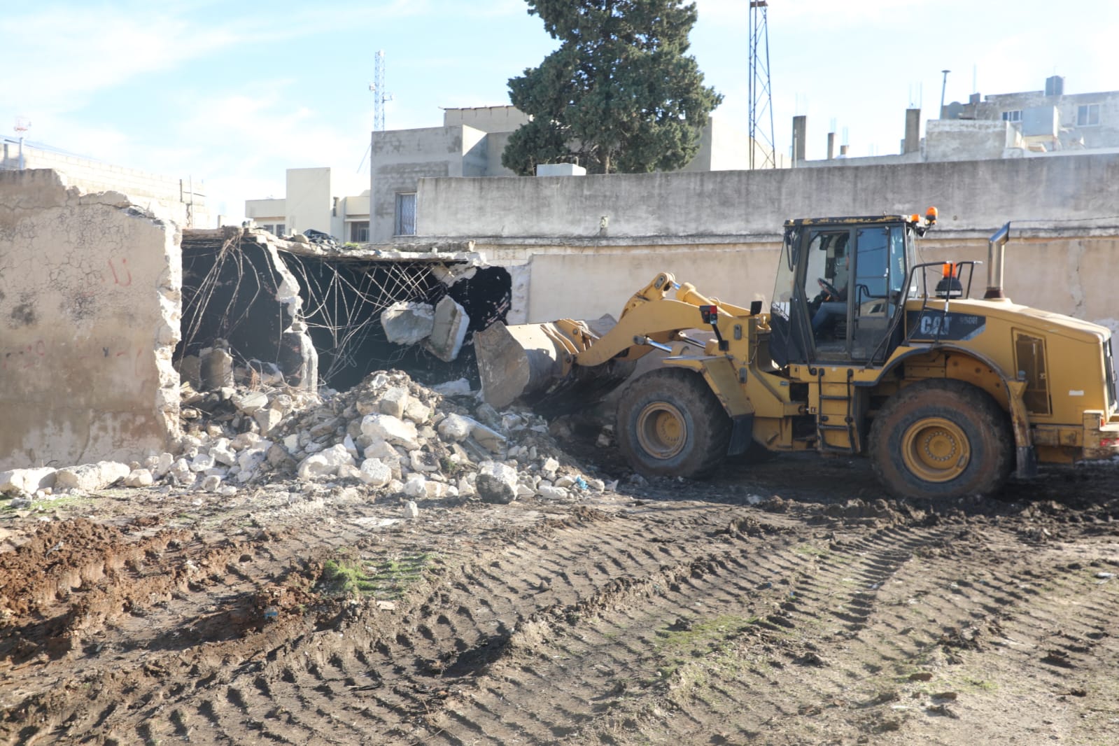 إزالة بناء آيل للسقوط قرب مدرسة في إربد