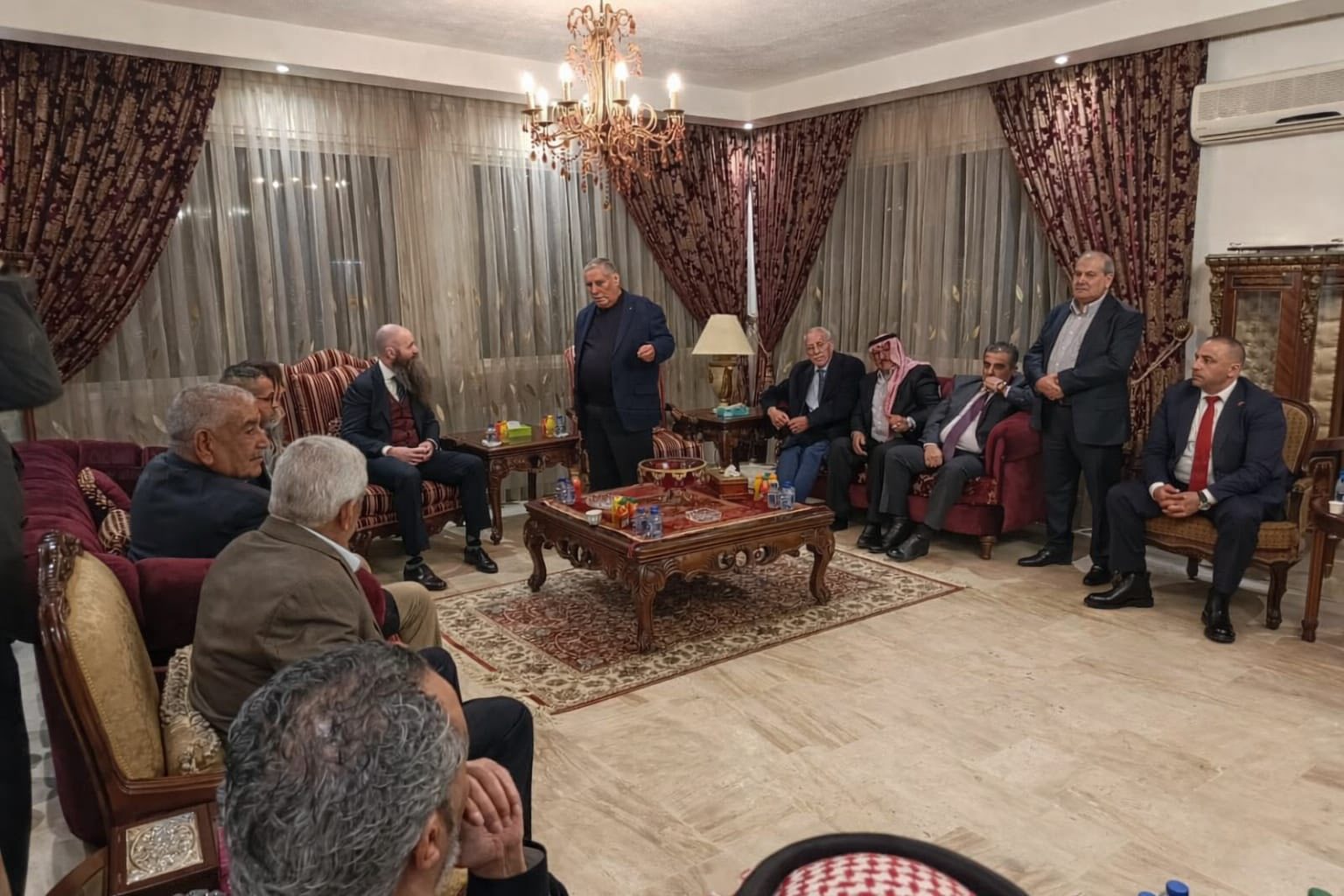 السفير الأمريكي في مضارب العجارمة بأم البساتين