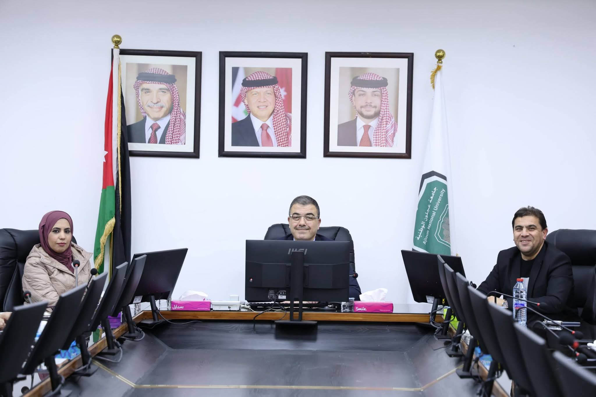 رئيس جامعة عجلون الوطنية يعقد اجتماعًا موسعًا مع عمداء الكليات ومدراء الدوائر لتعزيز الأداء المؤسسي