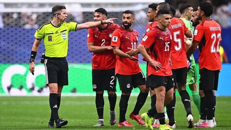 بعد الاحتجاج المصري ..  أول قرار من فيفا تجاه حكم لقاء الأرجنتين