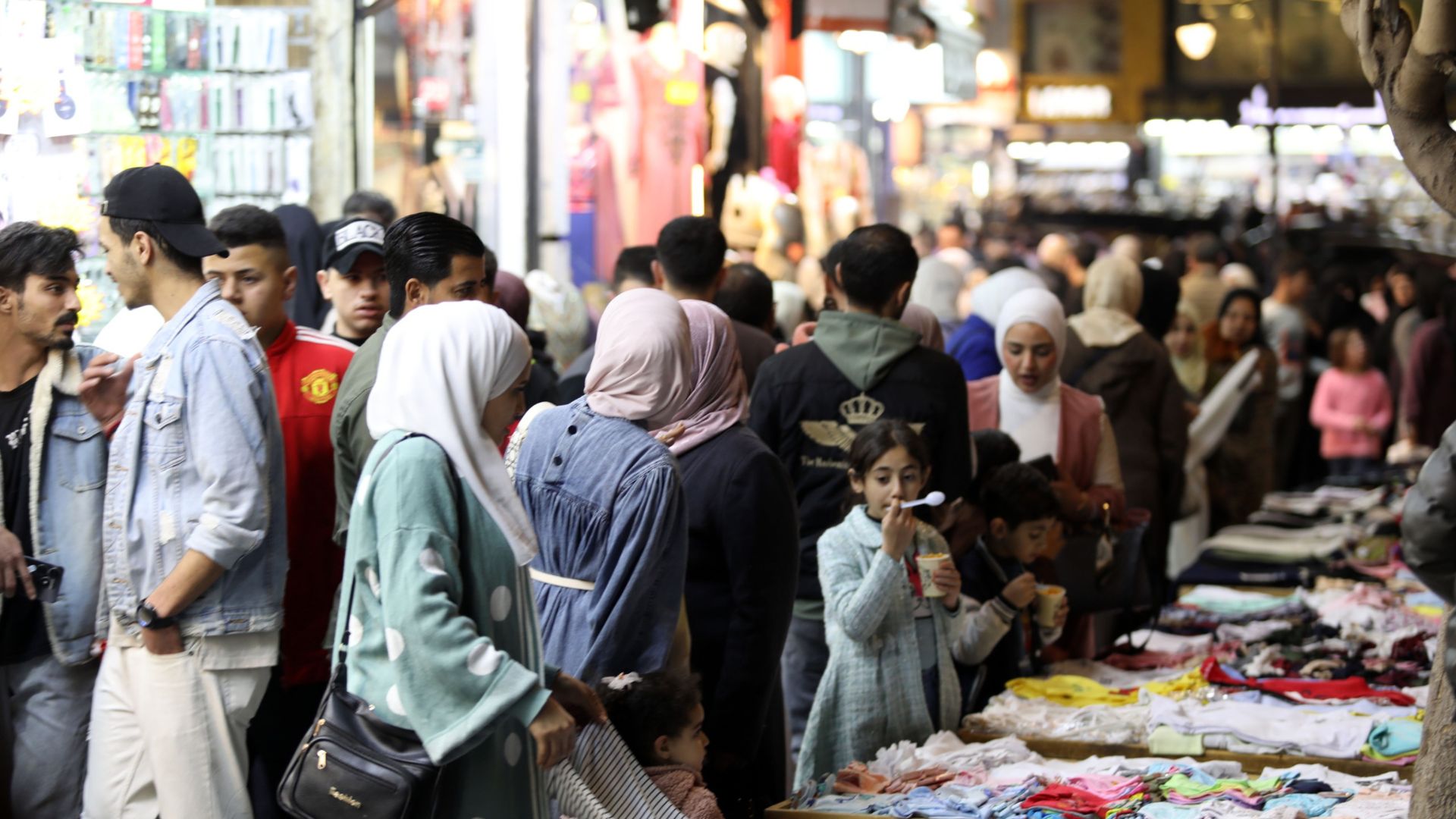 حركة تسوق نشطة لشراء الألبسة وسط أسعار اعتيادية 