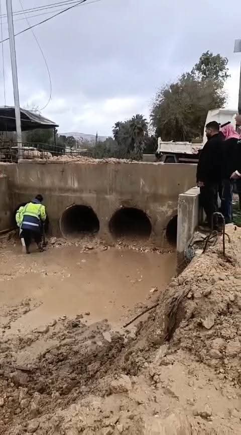 الطراونة يتفقد المواقع المتأثرة بالمنخفض في عين الباشا