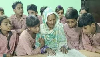 بعمر 92 عاماً ..  سليمة خان امرأة هندية تحقق حلمها بتعلم القراءة والكتابة