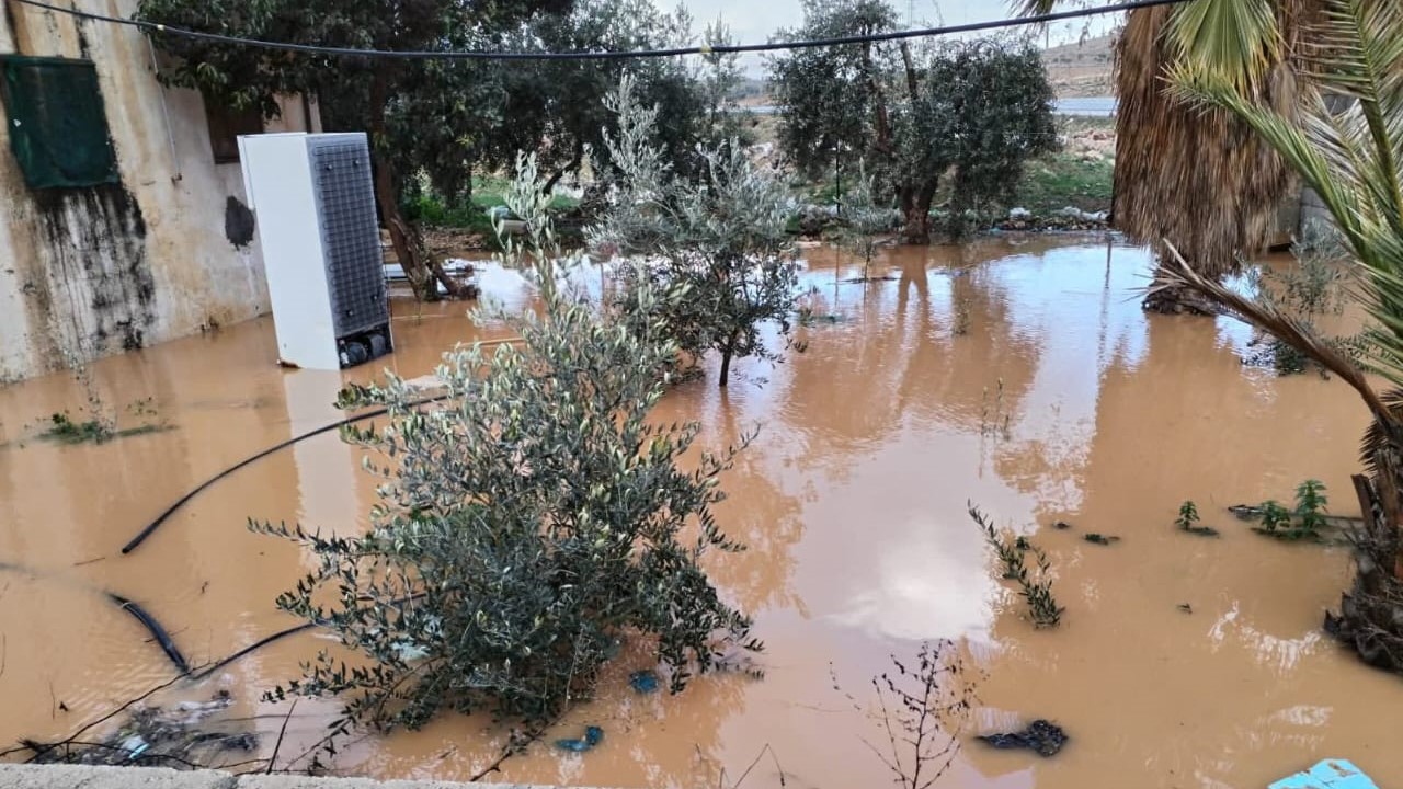 سحب تجمعات مياه حول منزل في المفرق 