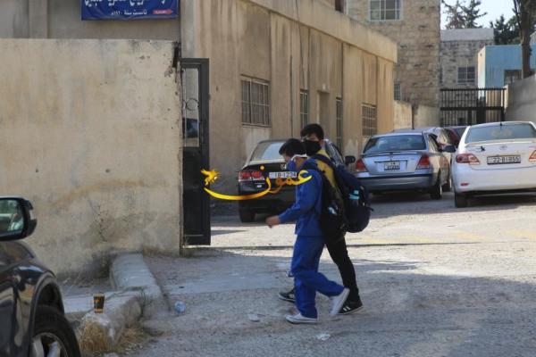 المدارس ..  طلبة في بيوتهم وحضور بمنصات الغياب