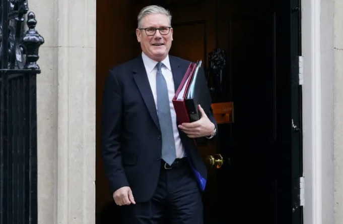 ستارمر يهدد بحظر منصة إكس في بريطانيا 