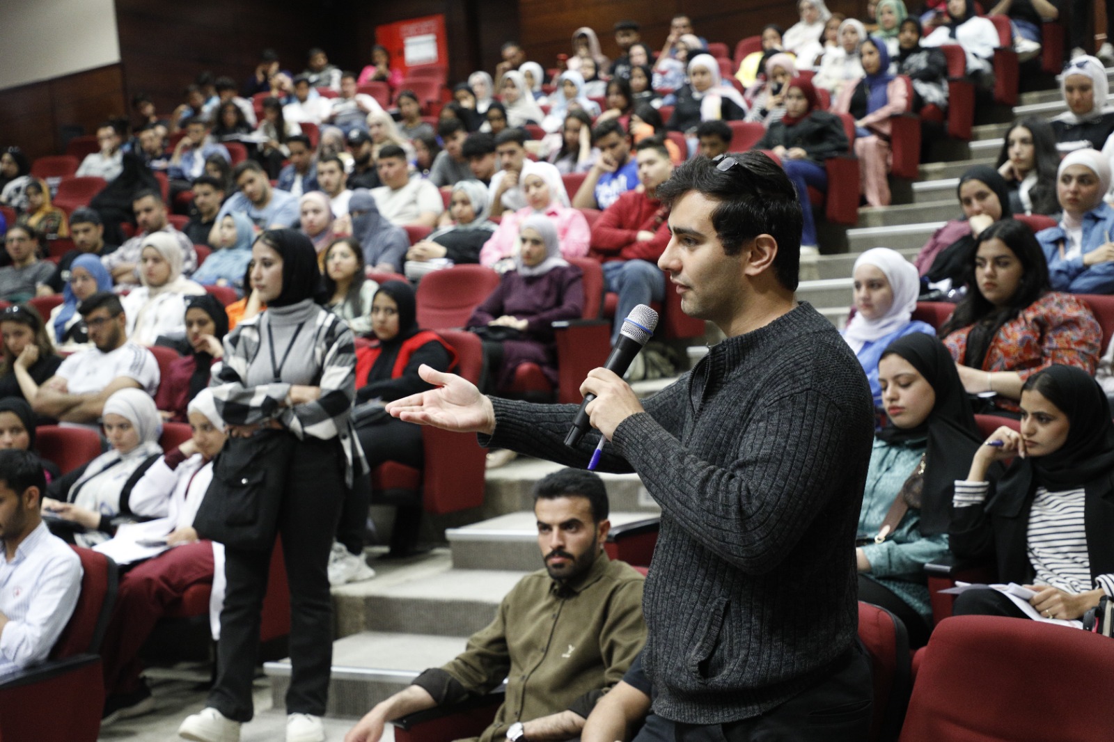 حوارية حزبية تزود طلبة الشرق الأوسطبأسس الديمقراطية النشطة