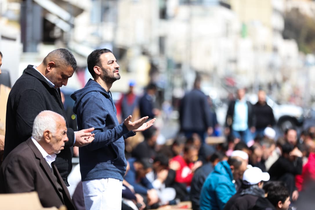 وداع رمضان ..  ألسنة تلهج بالدعاء وقلوب تتفطر على أمل اللقاء 