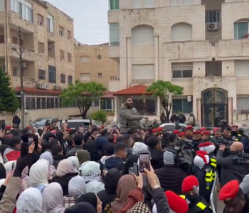 أردنيون يؤدون صلاة العيد في ساحة الكالوتي انتصارًا لغزة 