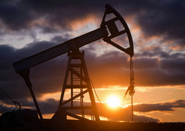 النفط يواصل الارتفاع وسط تصاعد المخاوف العالمية 