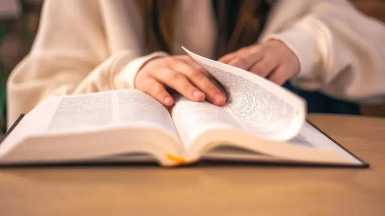 الدماغ يدمج قصص الكتب الورقية أسرع من الرقمية