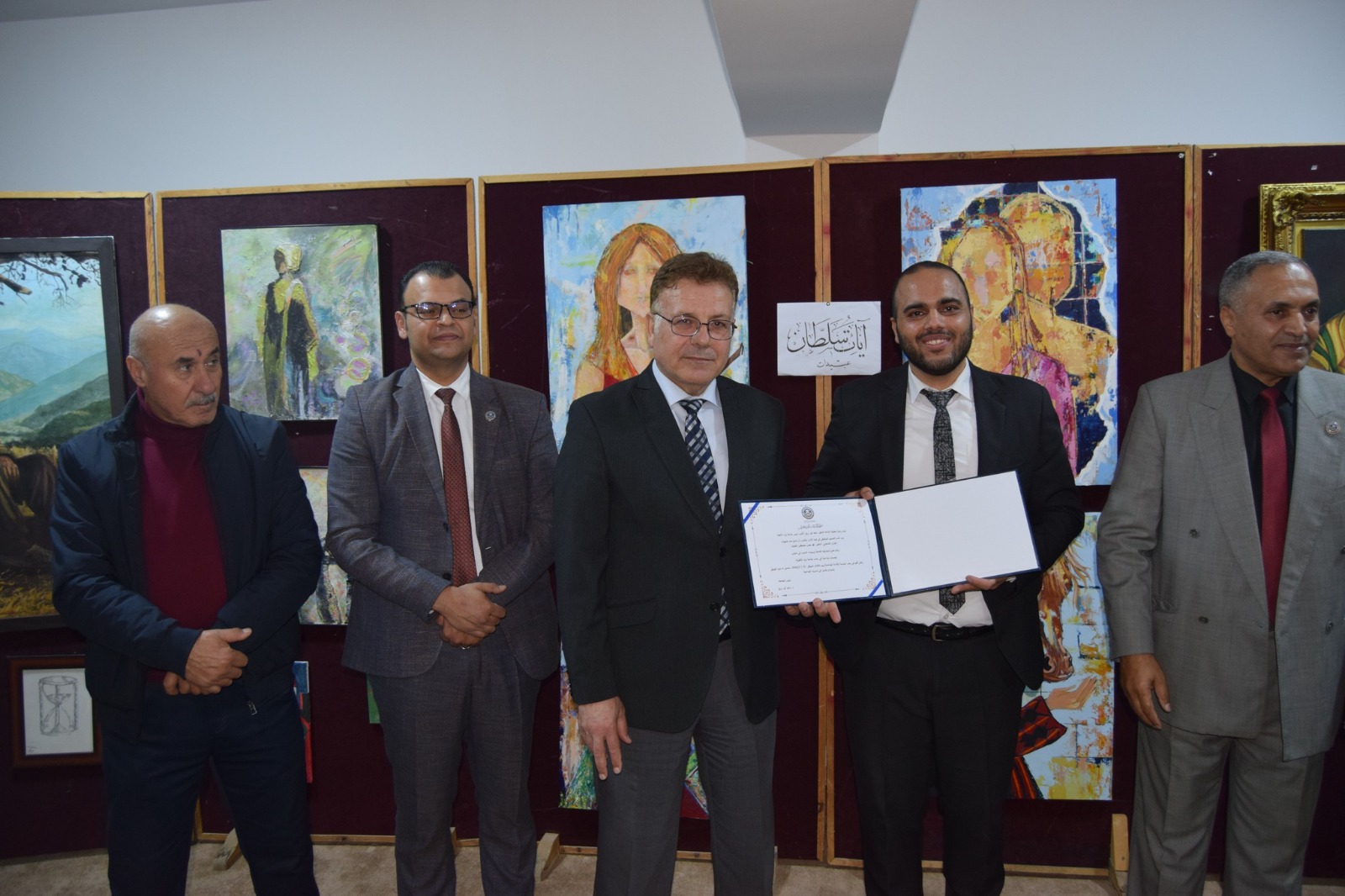 جامعة إربد الأهلية تَفتتح معرضًا فنيًا يجمع بين الفن التشكيلي والتصميم الجرافيكي بمشاركة نخبة من الفنانين والمصممين الأردنيين