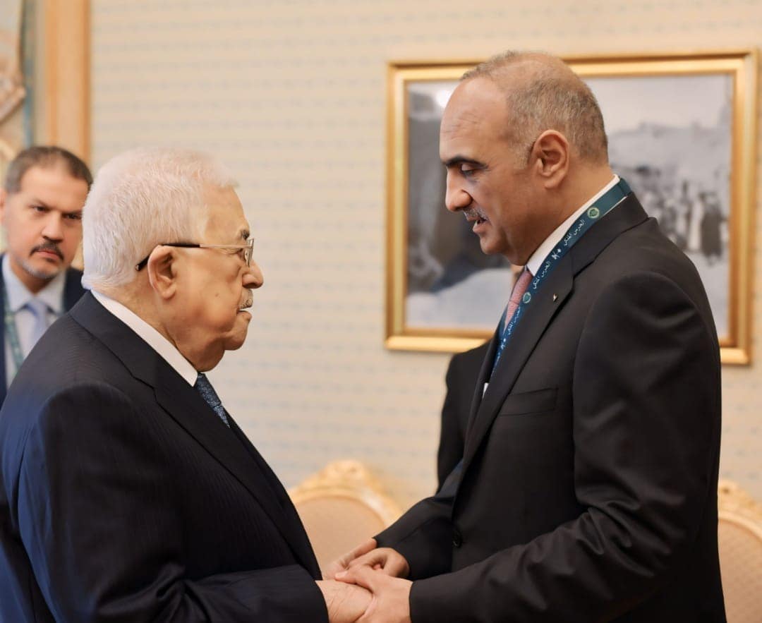 الخصاونة يلتقي عباس ويؤكد وقوف الأردن إلى جانب الفلسطينيين