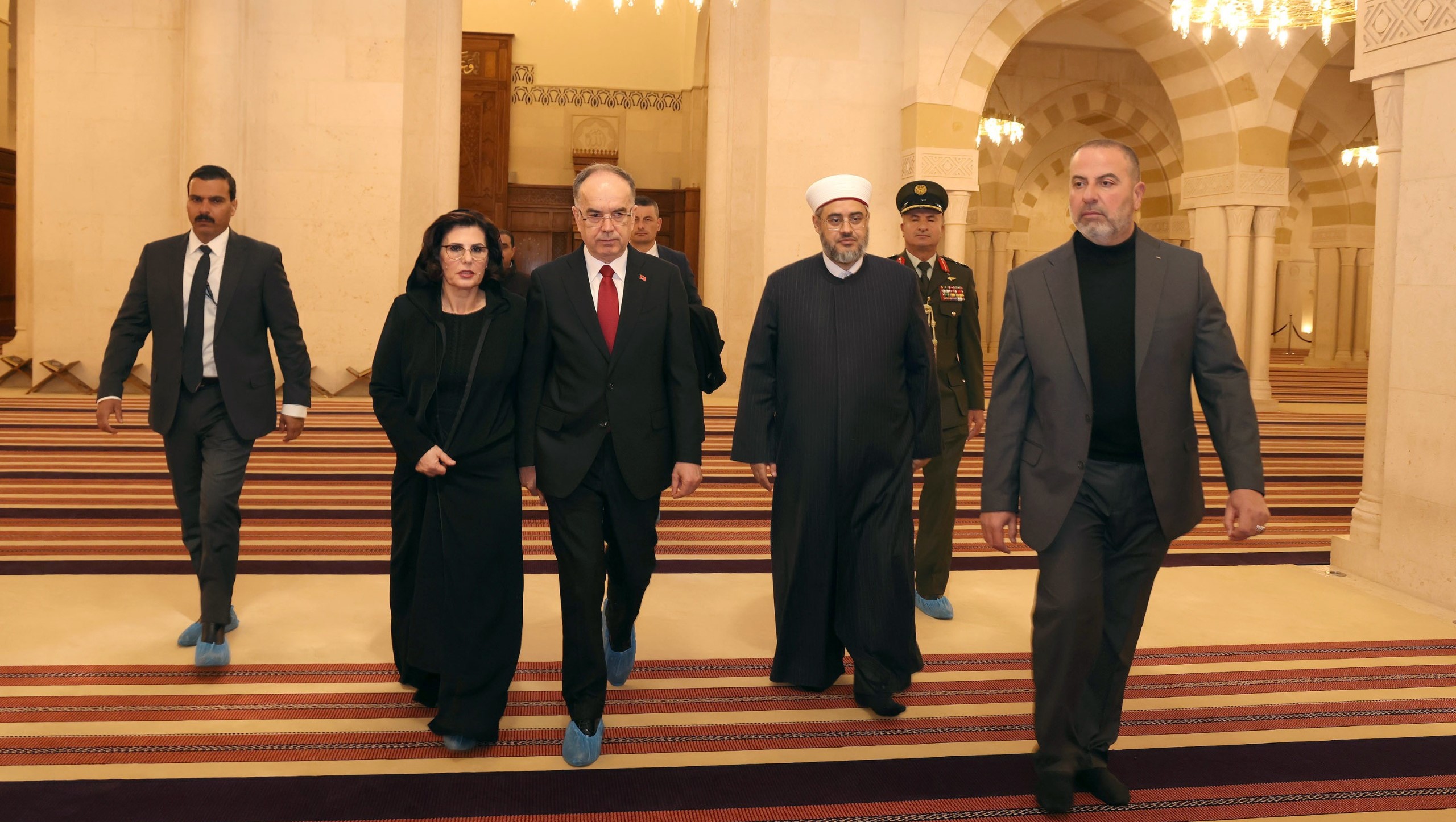 رئيس جمهورية ألبانيا يزور مسجد الملك حسين 
