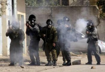 اختناقات اثر إطلاق الاحتلال الغاز السام صوب مدرسة بالخليل 