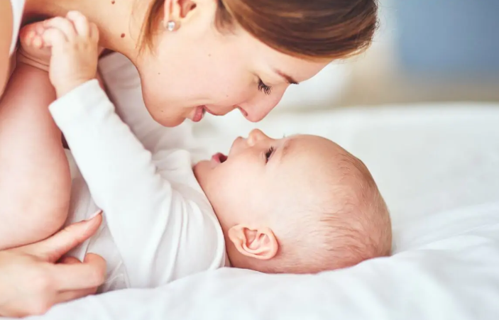 دراسة: التفاعل بين الأم والطفل يتجاوز حدود اللغة 