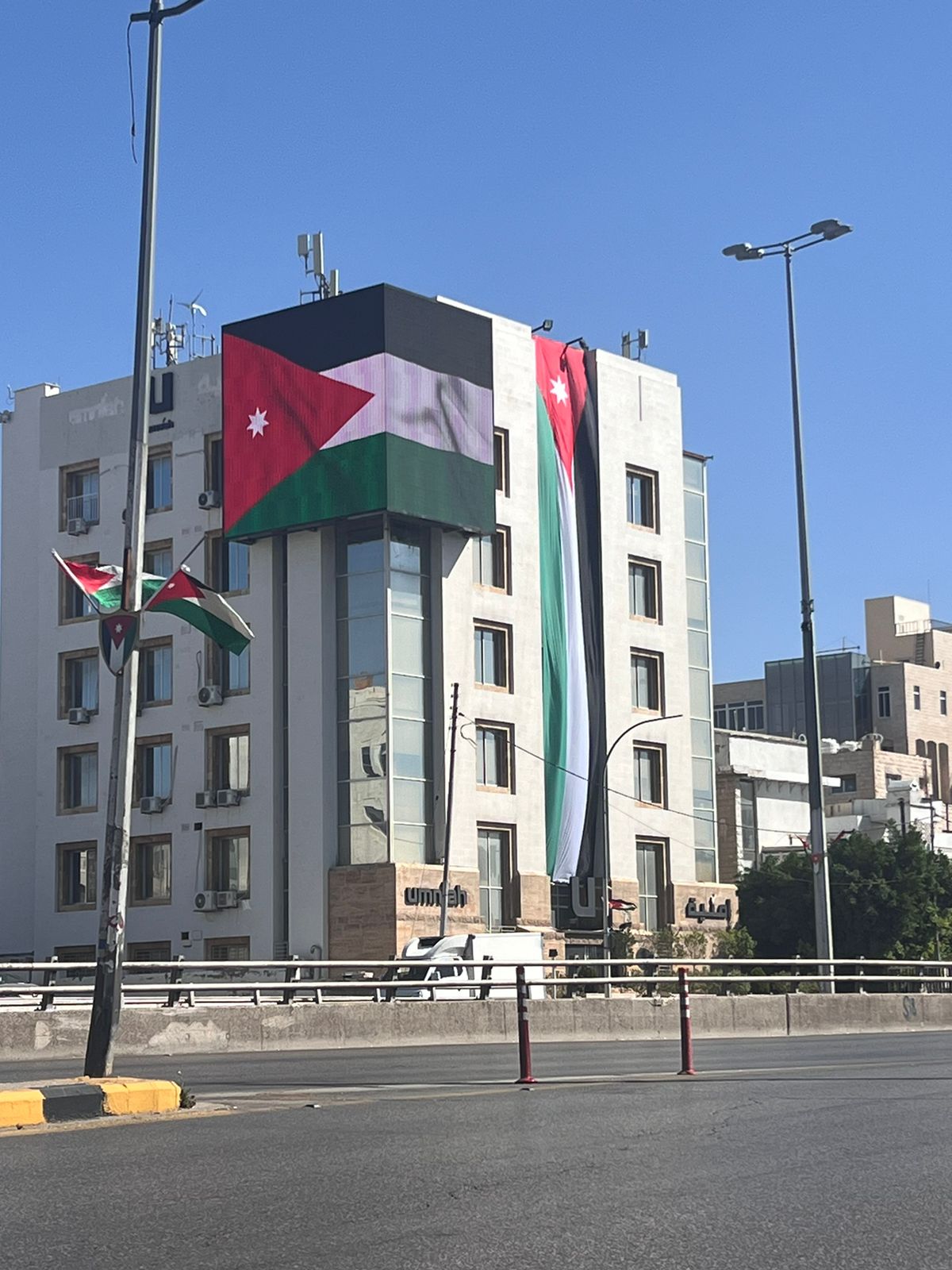 أمنية تحتفل بعيد الاستقلال بتزيين مقرها الرئيسي بالأعلام الأردنية