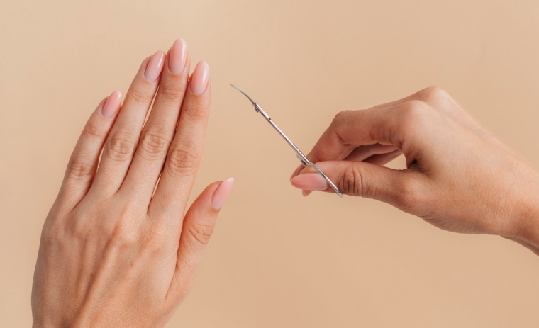 أخطاء العناية بالأظافر التي ترتكبينها يومياً من دون أن تعرفي ..  وكيف تصححينها؟