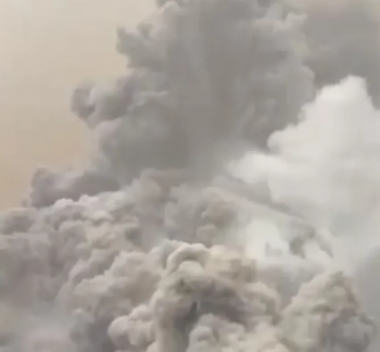ما يزال يشكل خطرا ..  ثوران بركان روانغ مجددا