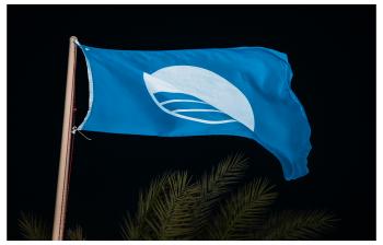رفع العلم الأزرق على شاطئ محمية العقبة البحرية