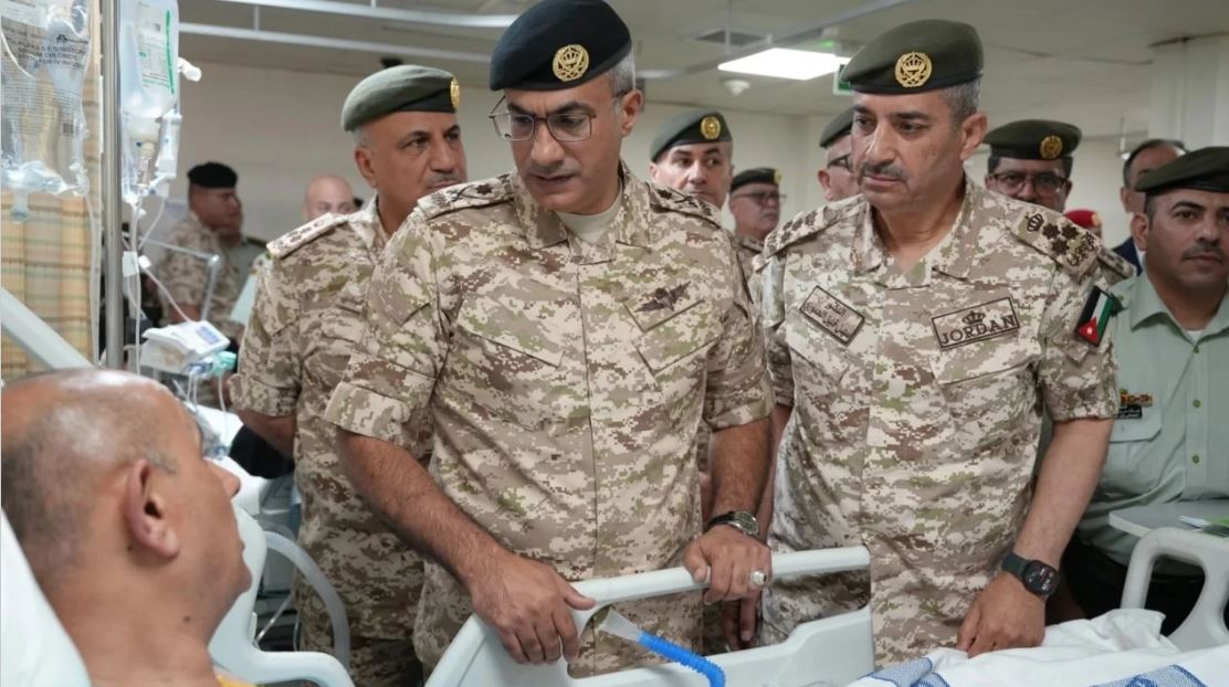 رئيس هيئة الأركان المشتركة يعود مصابي حادثة الكرك