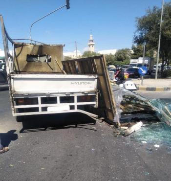 ازدحام مروري خانق بعد سقوط حمولة زجاج من مركبة في عمان