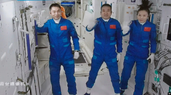رواد فضاء يصلون إلى المحطة الصينية في مهمة تاريخية