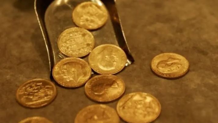 تركيا ..  خرج لجمع القمامة فعاد بحقيبة مليئة بالذهب والمال