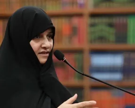 وفاة زوجة المرشد الإيراني متأثرة بجروحها