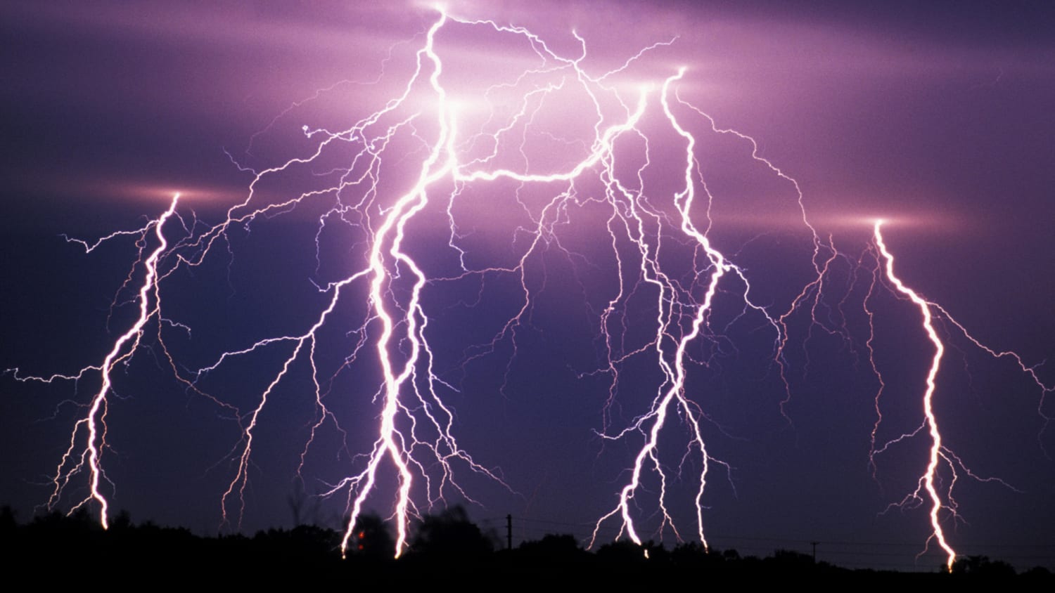 A lightning bolt kills a woman and injures 3 of her family in Brazil  Mix