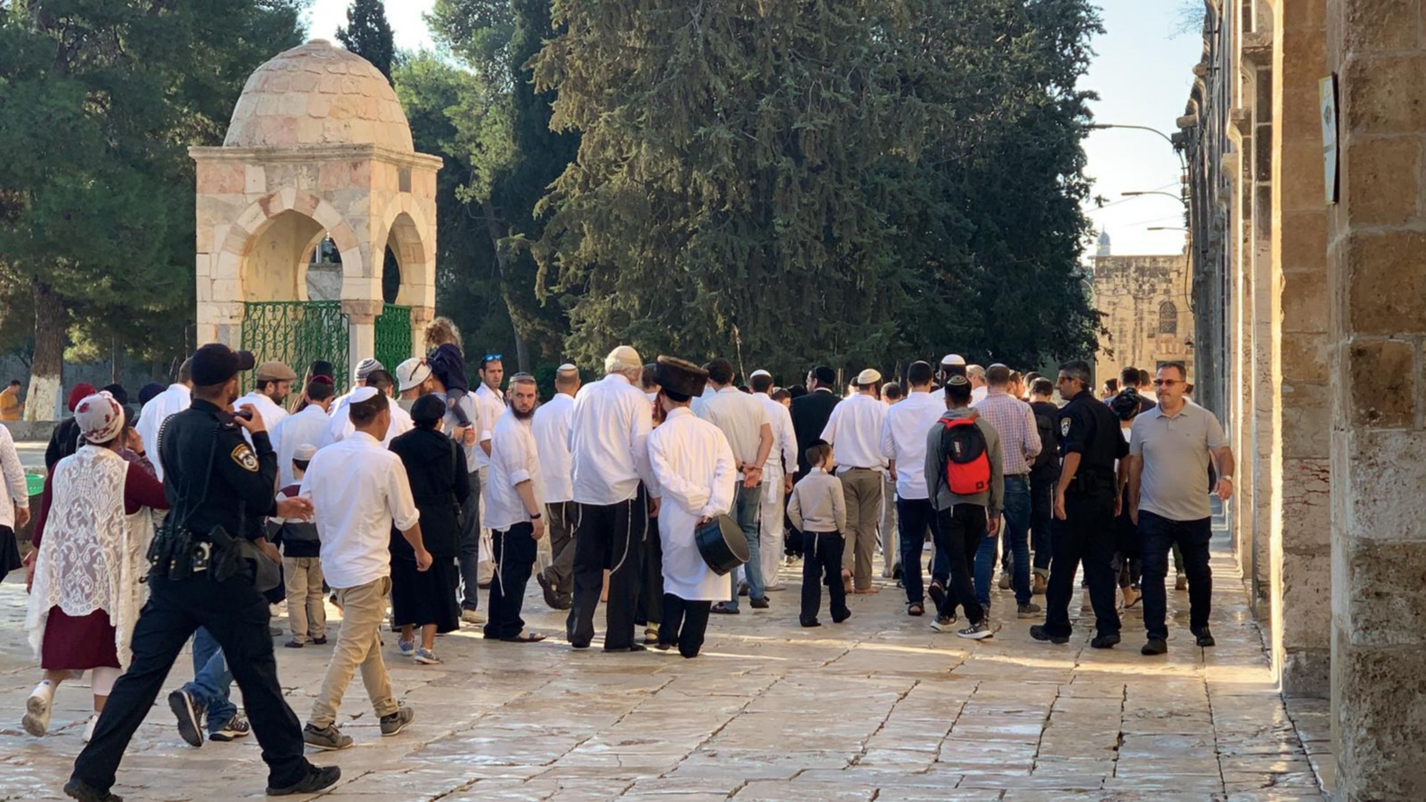 عشرات المستوطنين المتطرفين يقتحمون الأقصى واعتقال 20 فلسطينيا